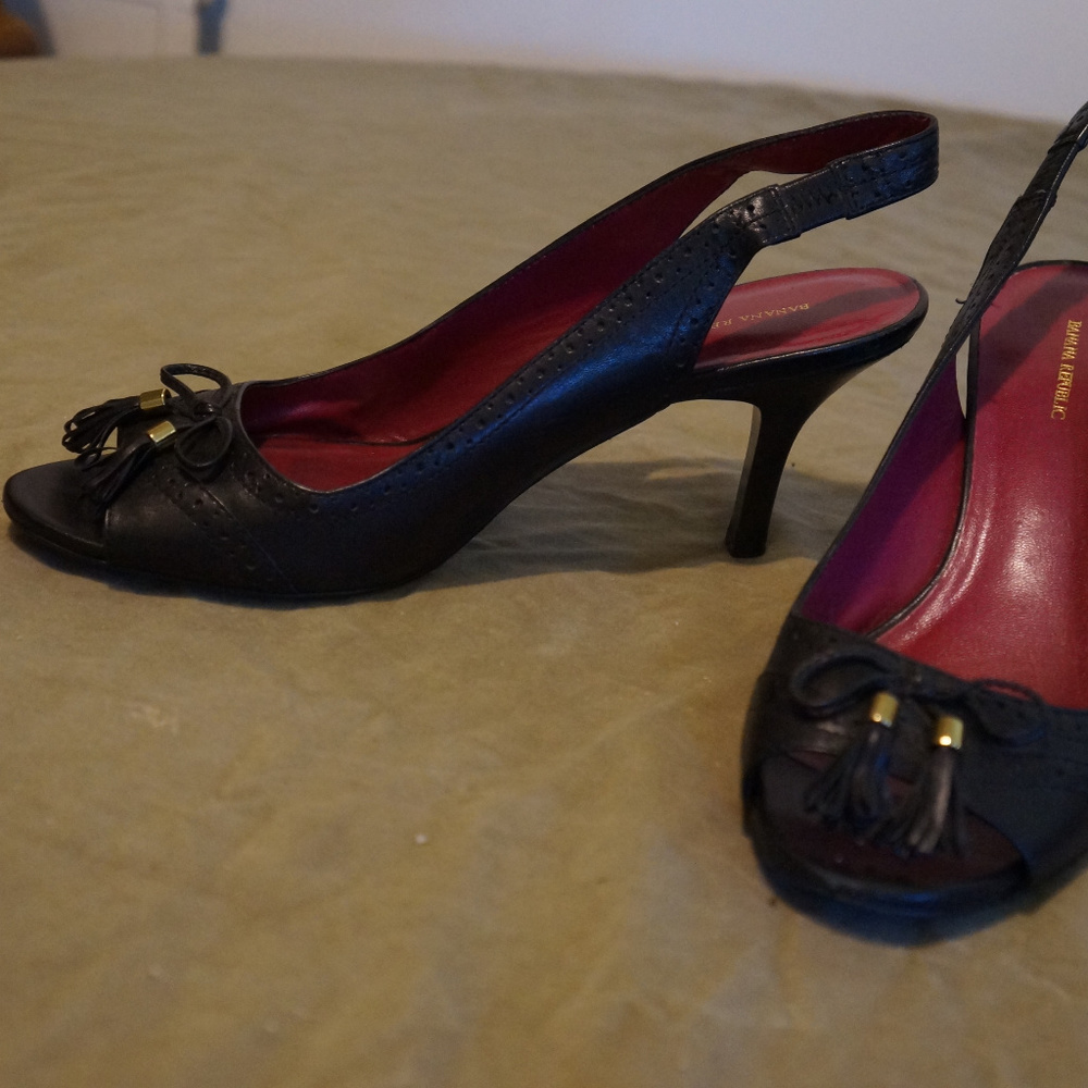 Banana Republic size 10 sling back pumps Black